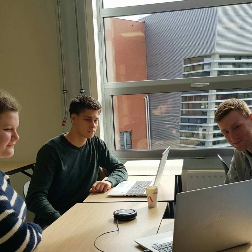 Studenten overleggen in een leslokaal op Ruitenberglaan 29 met hun opdrachtgever via online Teams over de vorderingen van hun project