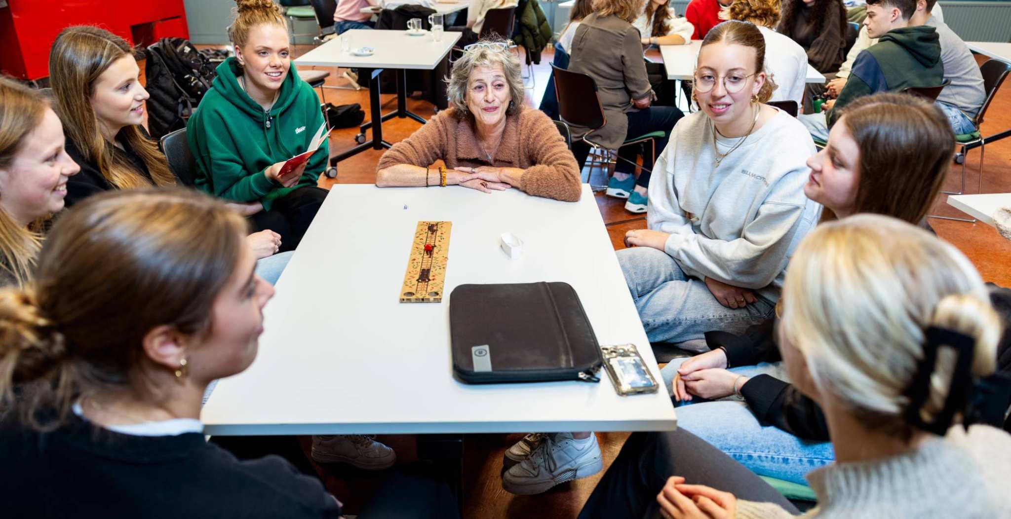 Workshop over armoede en kansengelijkheid. Een ervaringsdeskundige vertelt over haar leven met armoede en beantwoordt vragen van de studenten.