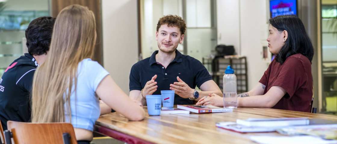 sport sportkunde en alo studenten en docenten op sportveld en gymzaal