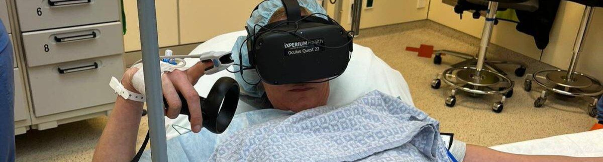 Een patient in een ziekenhuis op weg naar de operatiekamer met een VR-bril op
