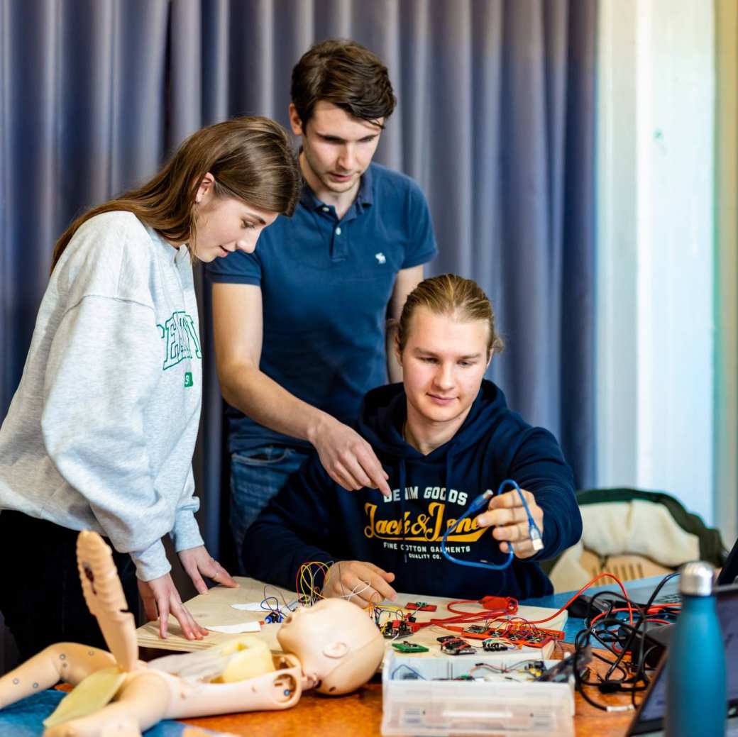 3 studenten werken Powerlab IPKW Health reanimatiebaby