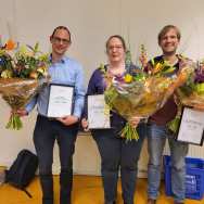 Foto uit een persbericht van de Nederlandse Vereniging voor het Onderwijs in de Natuurwetenschappen, met als winnaar van de NVOX-prijzen Roger Rikken docent Lerarenopleiding Natuurkunde.
