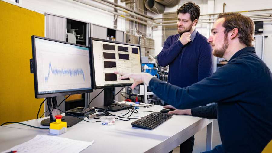 Ruben Bruins en Leon Bunthof bij het computerscherm Waterstoflab H2lab IPKW