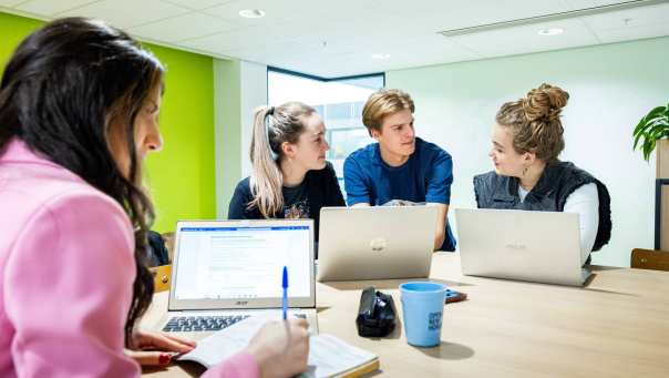 Studenten aan het werk achter de laptop