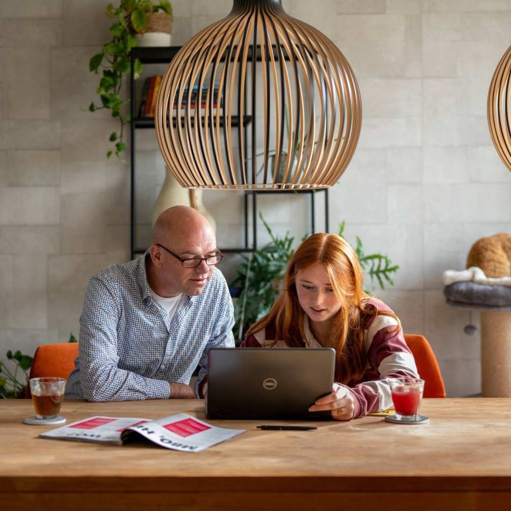 vader en dochter volgen workshop tussenjaar