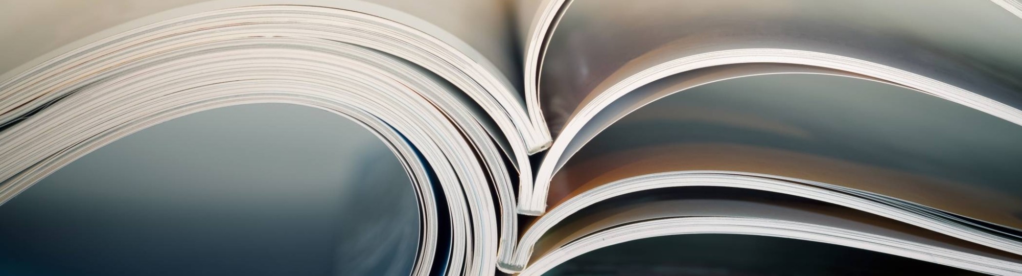 Stockfoto van opengeslagen boek met wazige achtergrond, mooi gebogen vormen