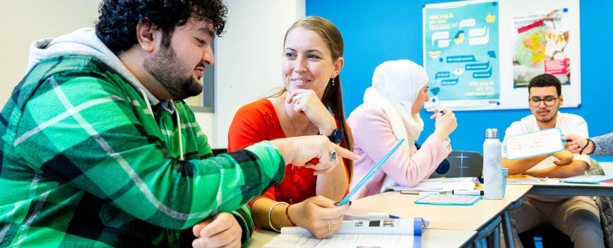 Cursisten en docent NT2 in klaslokaal HAN University of Applied Sciences