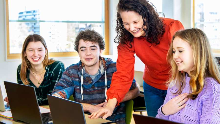 Leercoach en docent Sanne geeft onderwijs logopedie