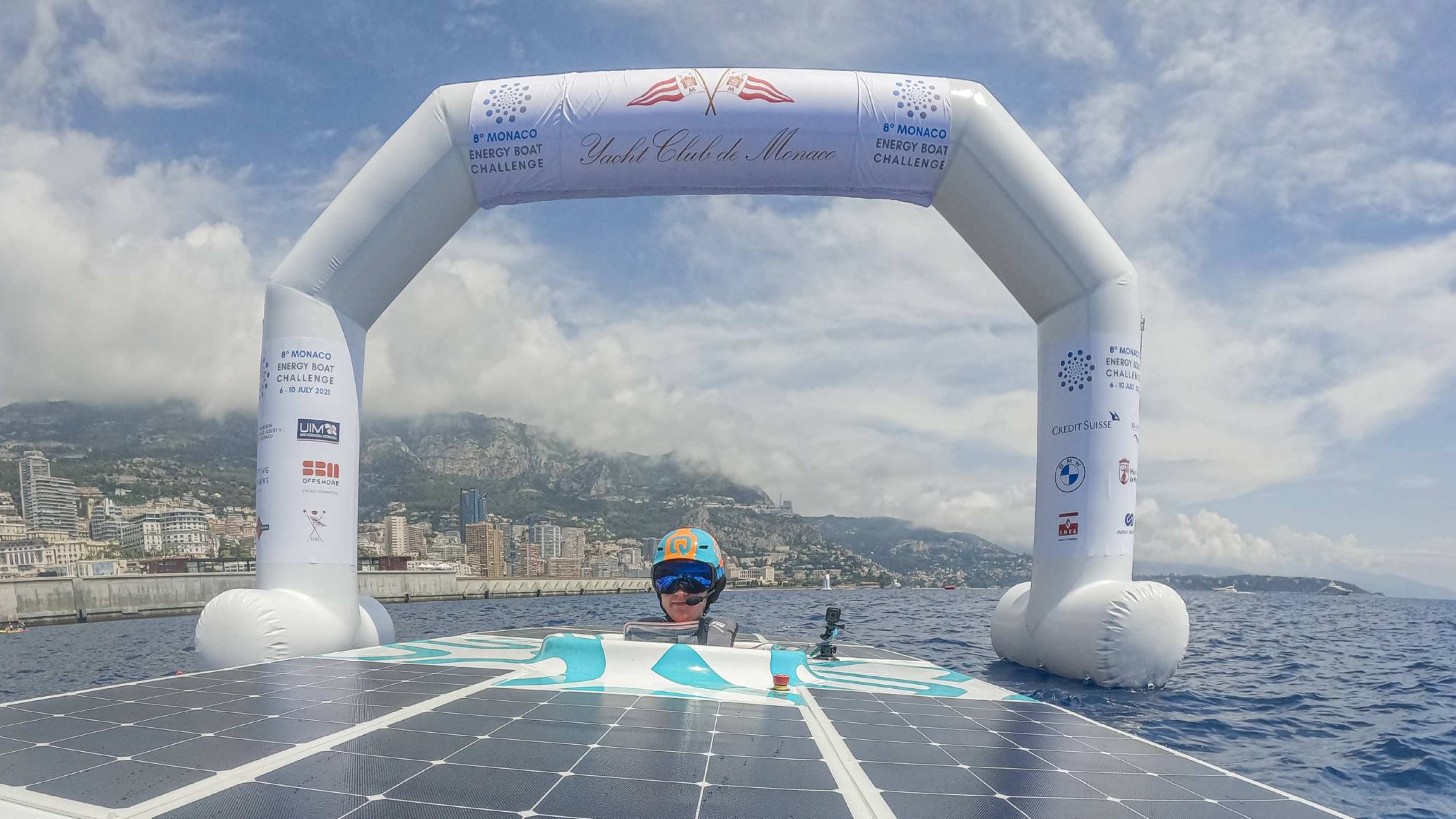 Solarboat in actie tijdens Energy Boat Challenge in Monaco met piloot Mitchel Kraai