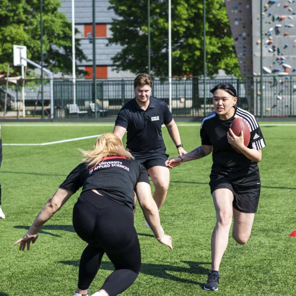 sport sportkunde en alo studenten en docenten op sportveld en gymzaal