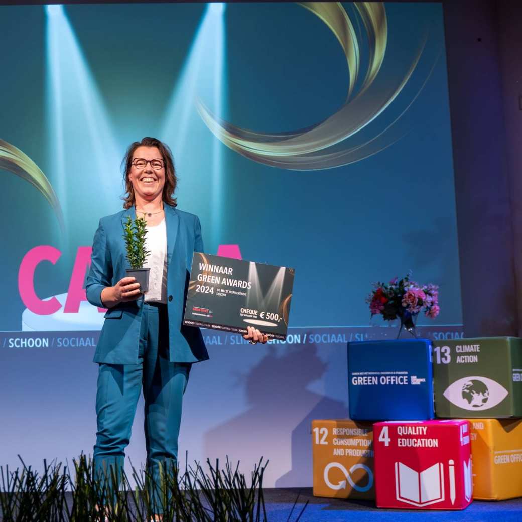 Carla Rongen, docente biobased bouwen, neemt de prijs in ontvangst voor meest inspirerende docent.