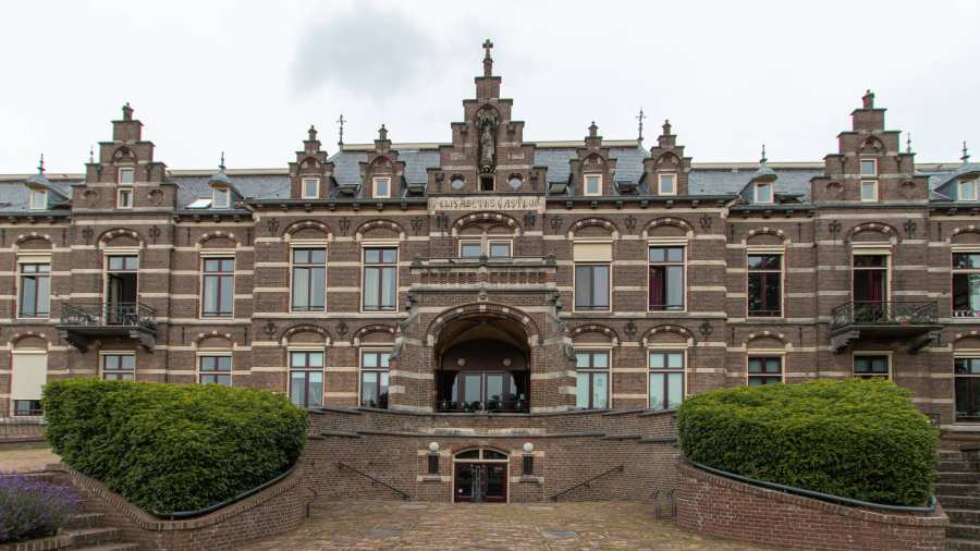 voormalige St. Elisabeth Gasthuis in Arnhem, eerst ziekenhuis, nu appartementen