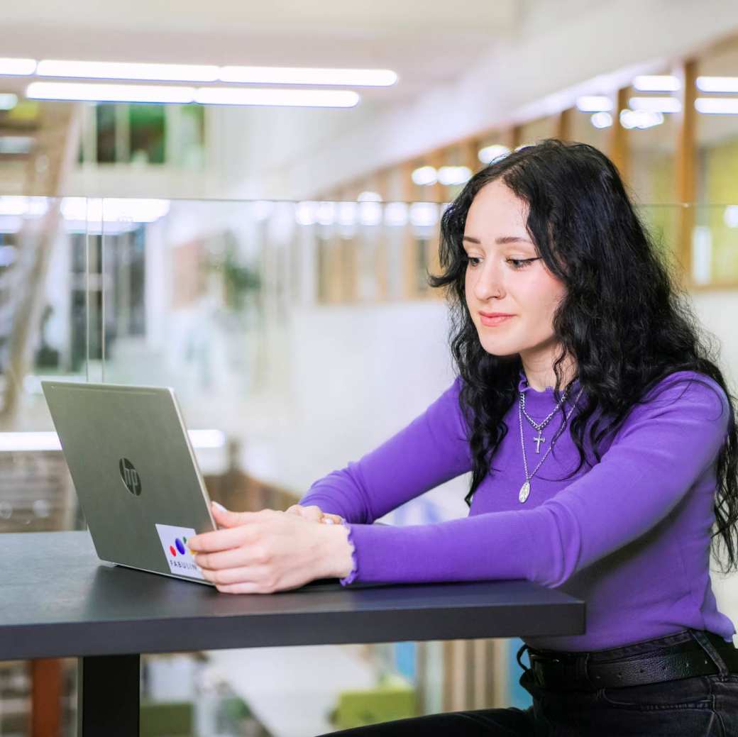 Een deeltijdstudent werkt achter de laptop