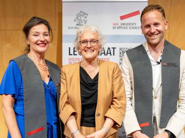 Foto van Lilian Beijer, Yvonne de Haan en Geert Frederix nadat ze zijn geinstalleerd als lector voor het lectoraat Digitale Transformatie in de Revalidatiezoorg