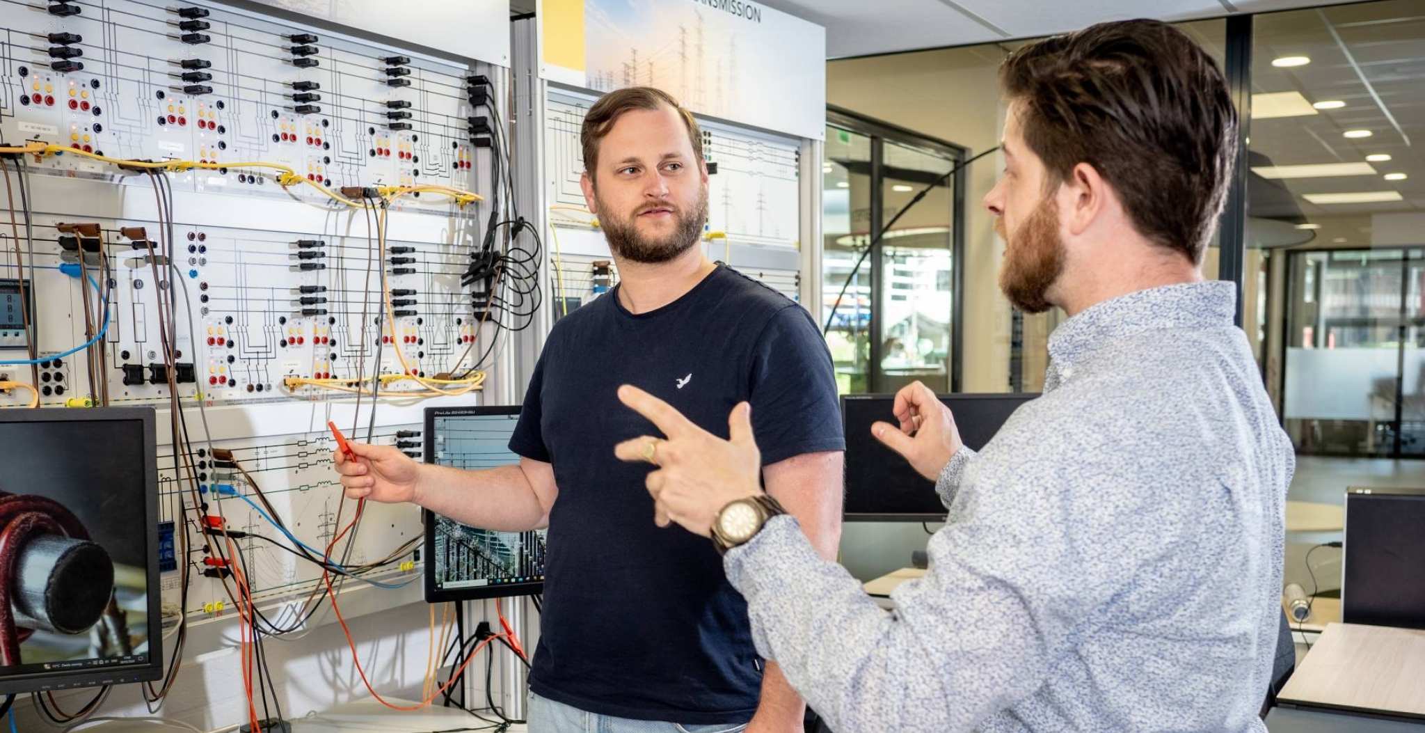 Onderzoekers en studenten samen aan het werk met de opstelling van Lucas-Nülle in HAN W@TTS, een trainings- en onderzoeksysteem voor energievraagstukken