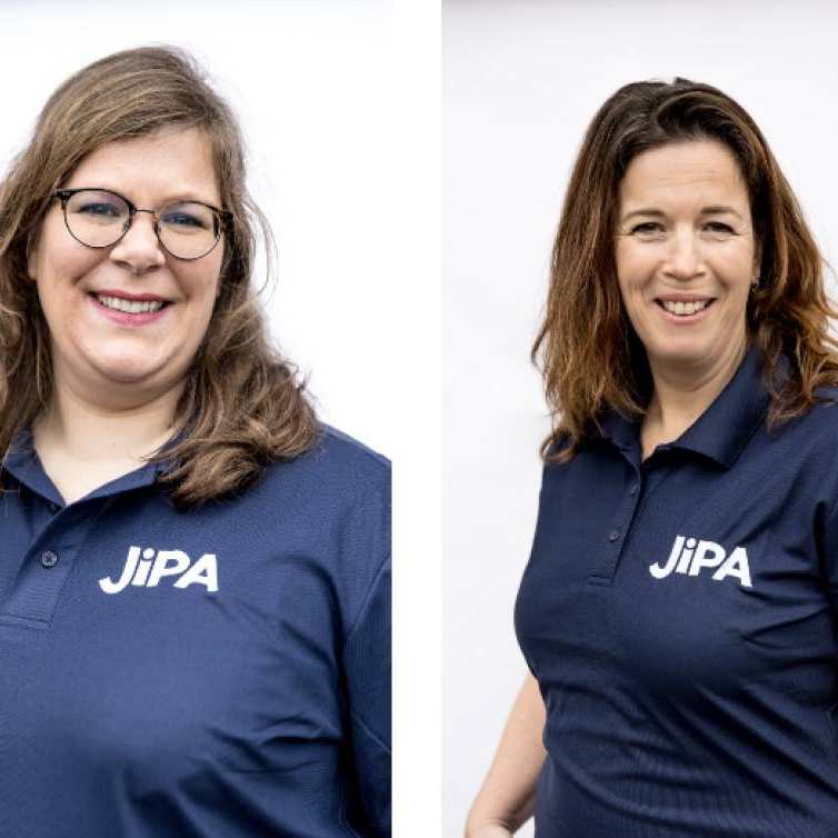 Janneke Fleuren en Sabine van Erp van Jippa ergotherapie. Beide dames in een blauwe polo.
