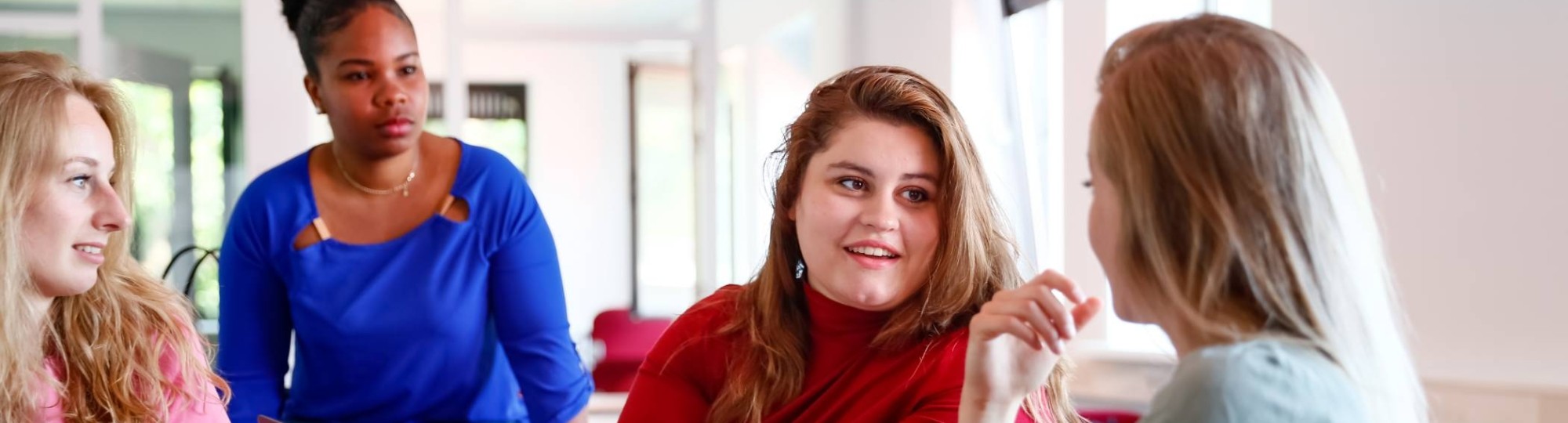 HBO master studenten voeren een discussie in de klas tijdens de les