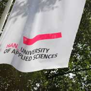 Witte vlag met HAN-logo