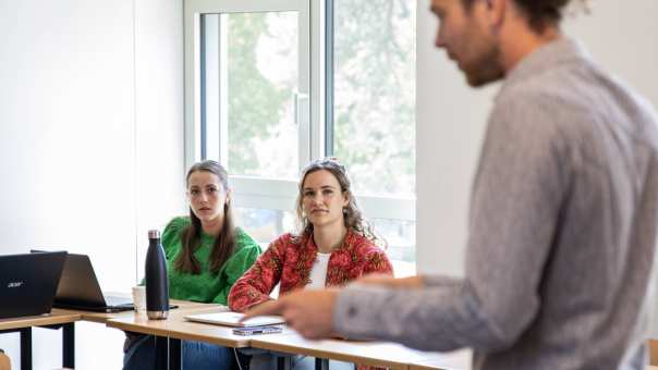 docent legt uit in de klas op papendal