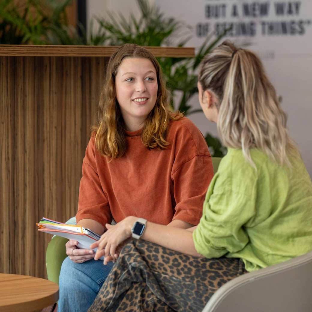 Student en docent samen in gesprek, maken een planning. Studentbegeleiding. 