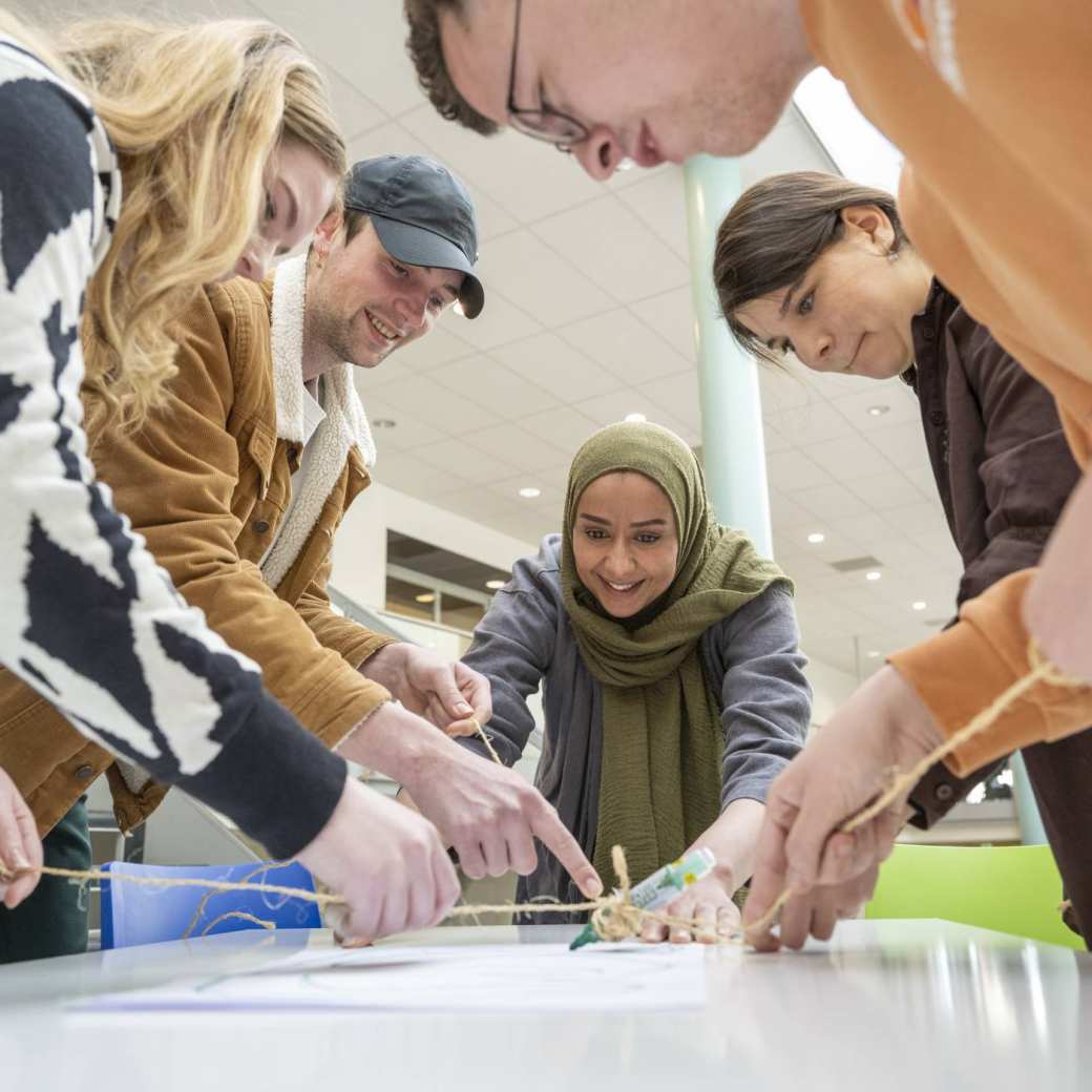 Studenten en docent spelen een stiftspel