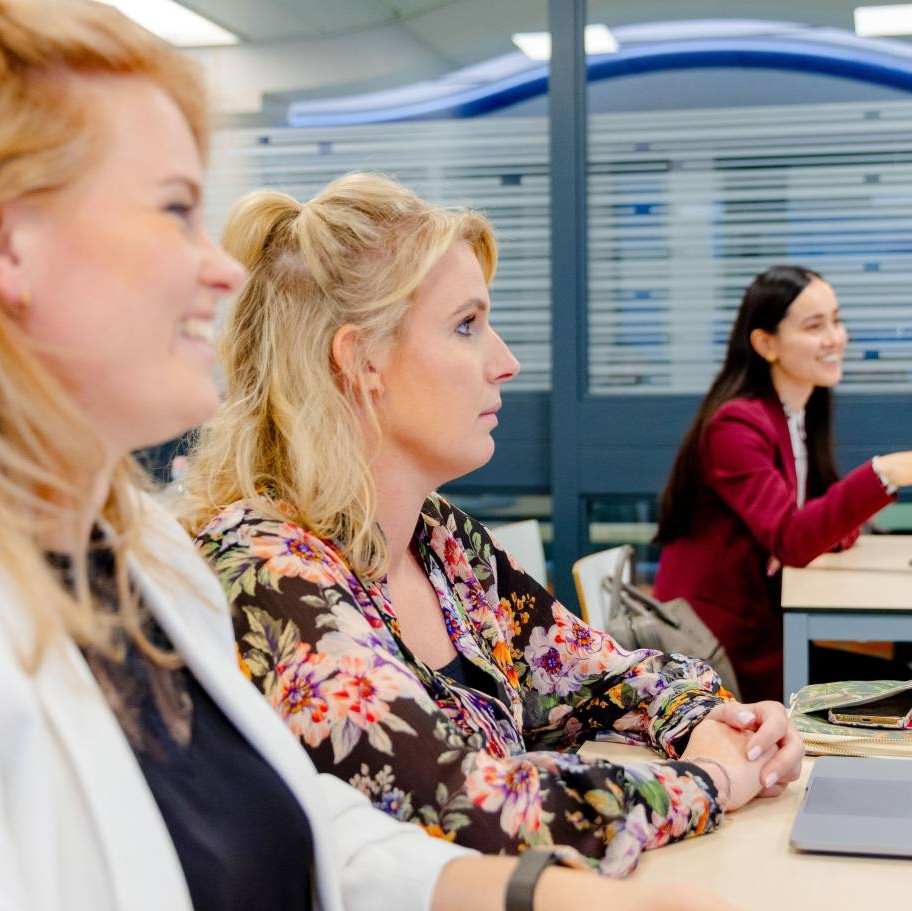 Studenten van de bachelor Commerciële Economie deeltijd, duaal in college.