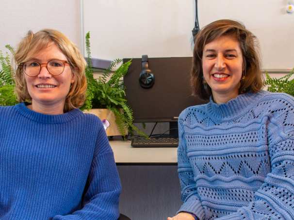 Marleen van Beuzekom en Liesbet Rabbinge op de groene werkplek van de toekomst.