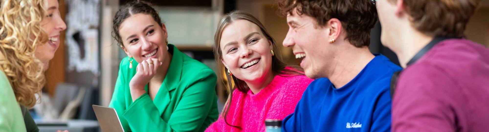 Studenten lachen naar elkaar. 