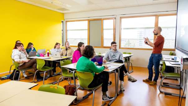 Docent staat voor een volle klas