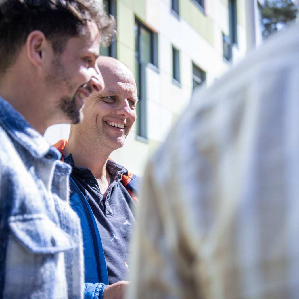 studenten lachend in gesprek buiten op papendal 