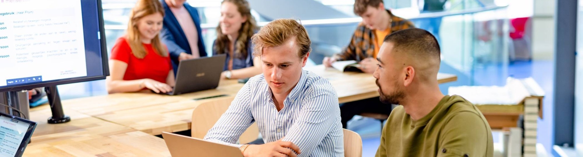 Applied data science studenten werken aan opdracht