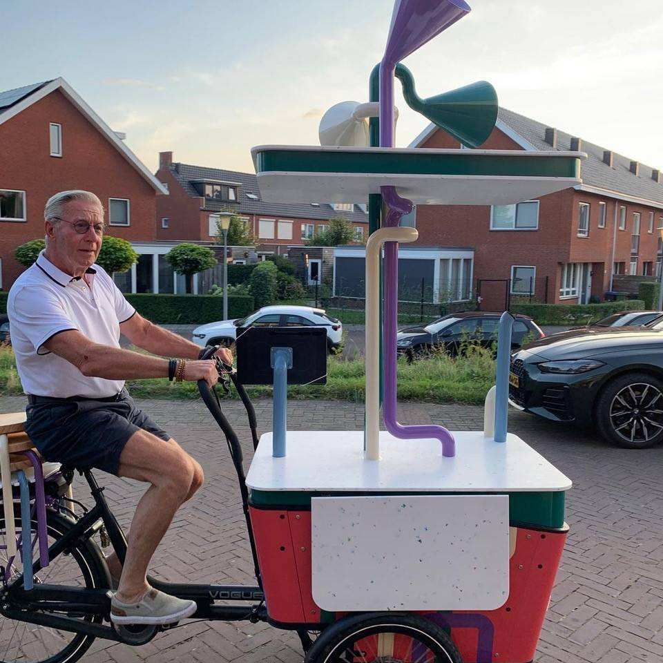 Meneer op de interactieve bakfiets