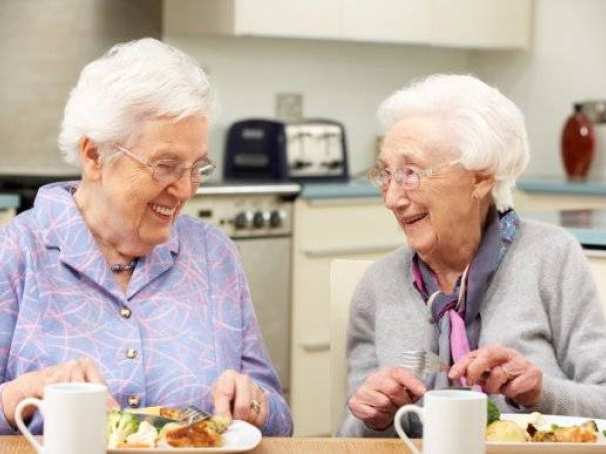 Het project Eten met Lange Tanden is een project om ouderen die problemen hebben met mondgezondheid op te sporen. 