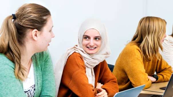 Drie vrouwen aan tafel in overleg