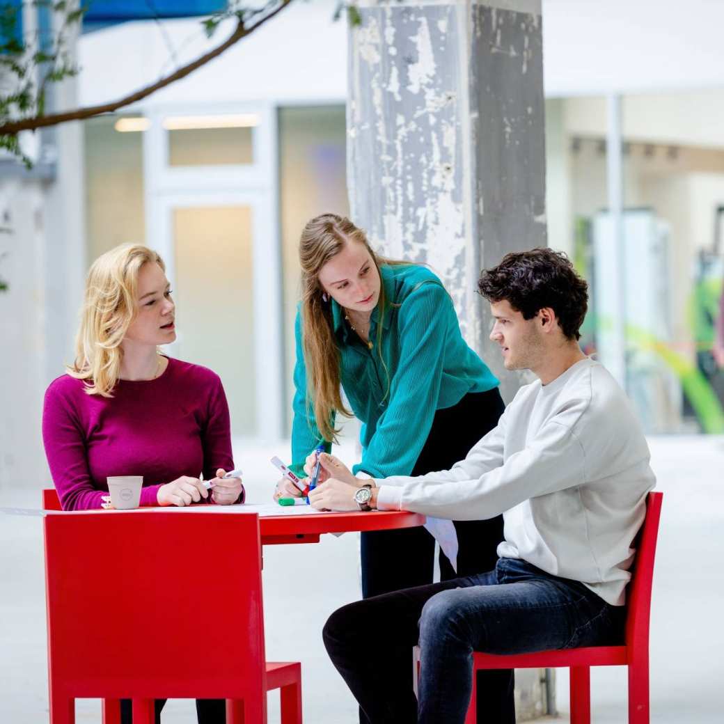 Studenten in IPKW aan het werk en in gesprek. Master Circulaire Economie 2024.