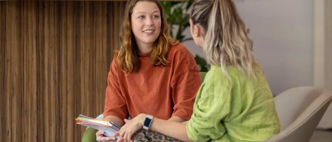 Student en docent samen in gesprek, maken een planning. Studentbegeleiding. 