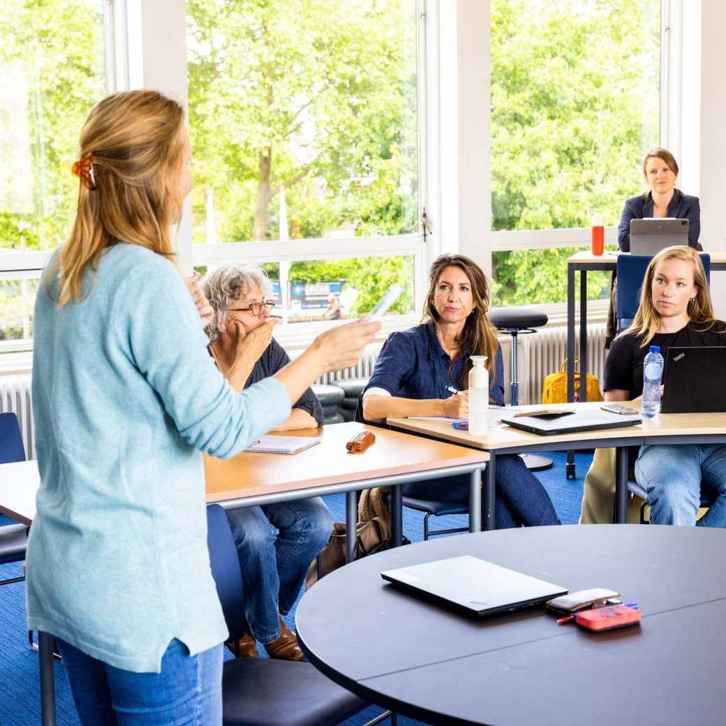 Studenten van de master pedagogiek volgen een les op de groenewoudseweg