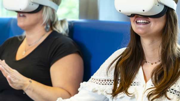 2 studenten met een VR-bril 