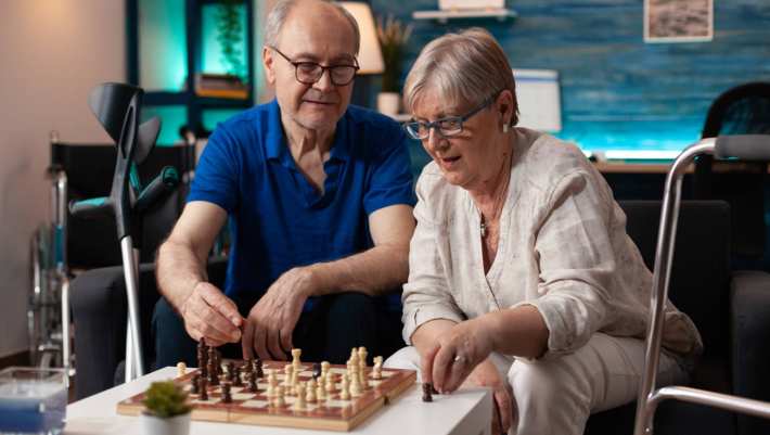 Man vrouwen spelen een spelletje schaken