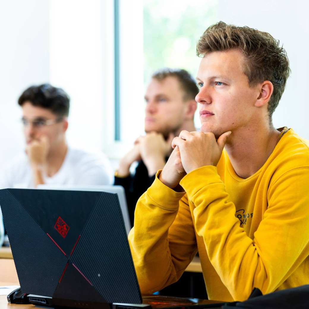 sportkunde deeltijd student luistert in de klas