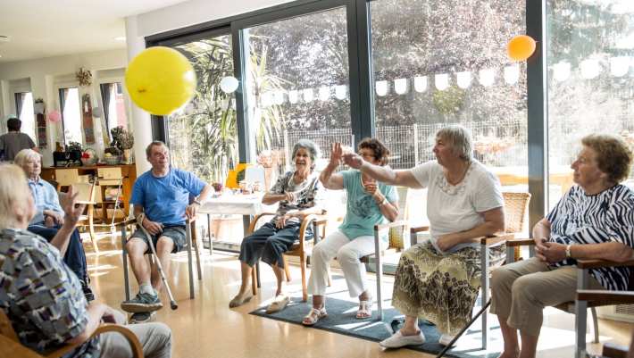 ouderen die deelnemen aan groepsactiviteiten