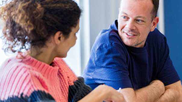 Man en vrouw zijn is overleg tijdens de cursus acute pijn service.