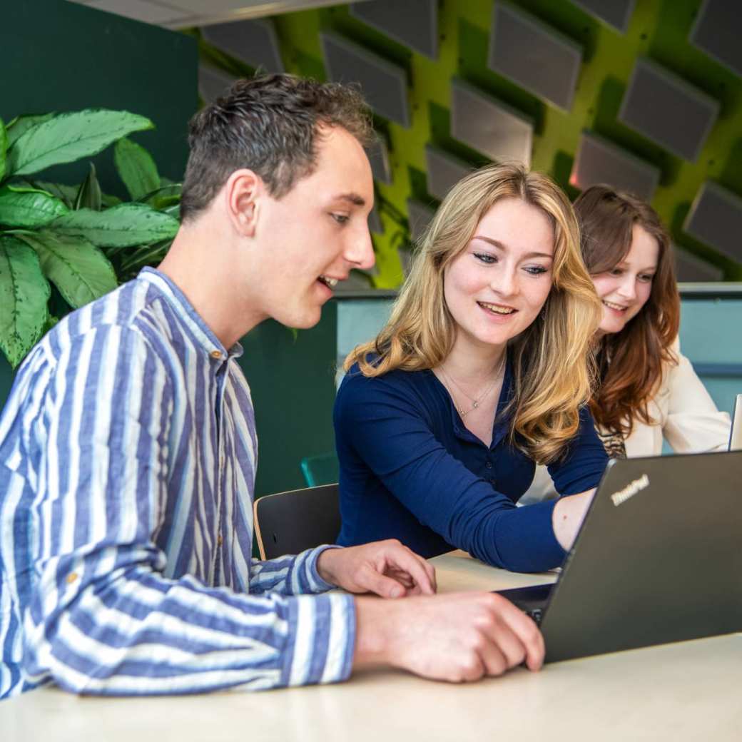 Commerciële Economie studenten aan het werk