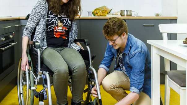student stelt rolstoel in