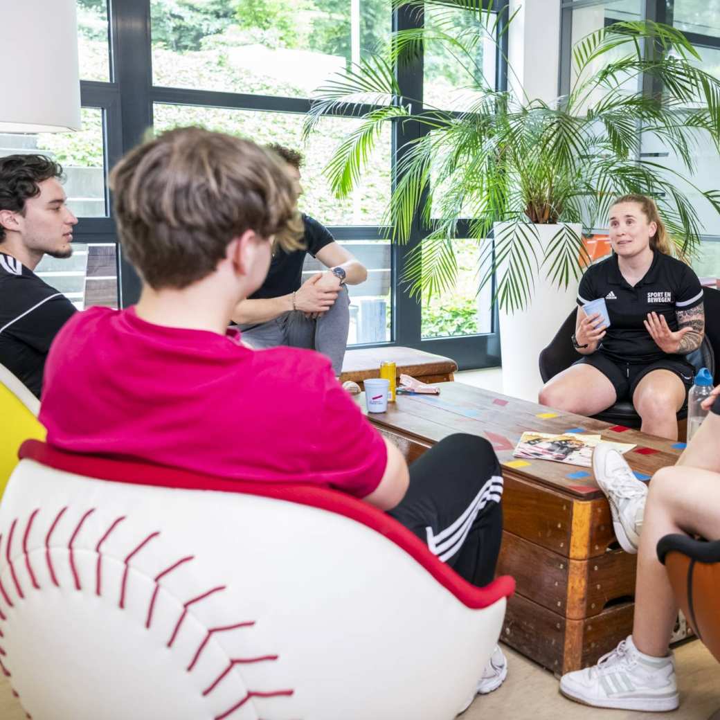 sport sportkunde en alo studenten en docenten op sportveld en gymzaal