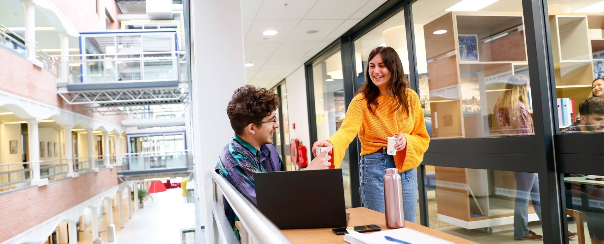 Twee studenten in gesprek met basecamp op achtergrond