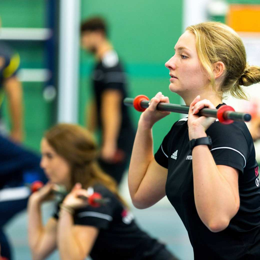 sportkunde deeltijd studenten aan het gewichtheffen