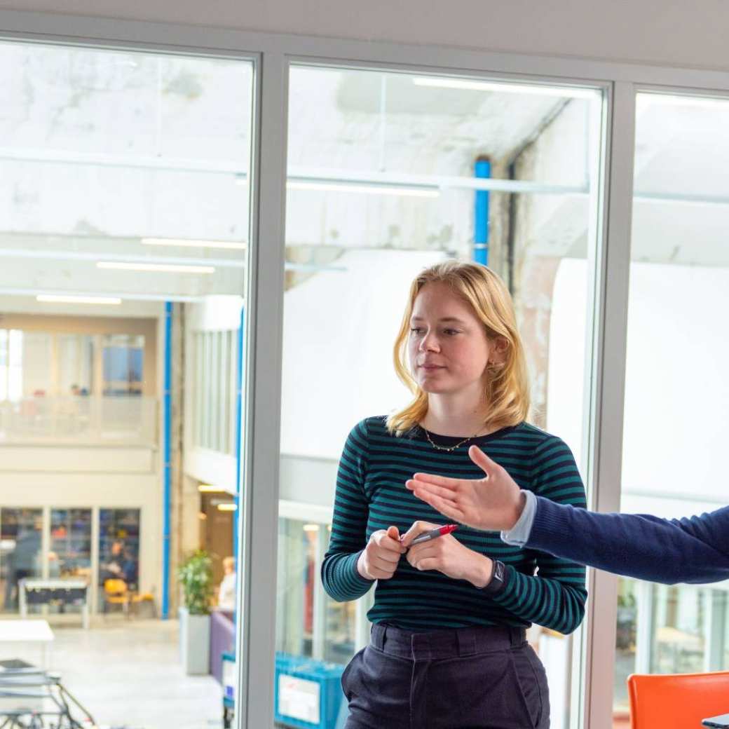 Studenten van de master circulaire economie die op het plein van HAN@Connectr zitten.