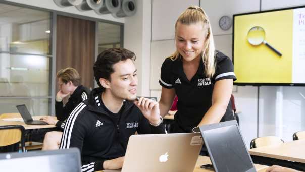 sport sportkunde alo studenten en docent in leslokaal of sportveld 2024