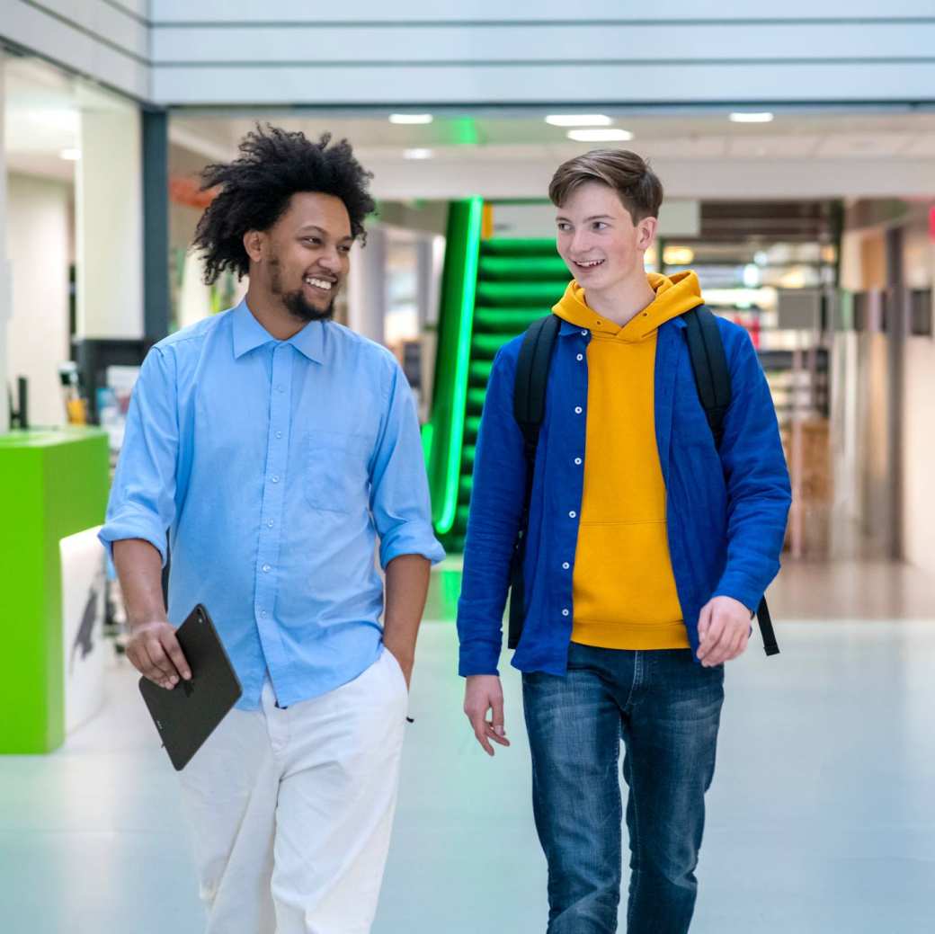 Commerciële Economie - Innovation studenten lopen door gang